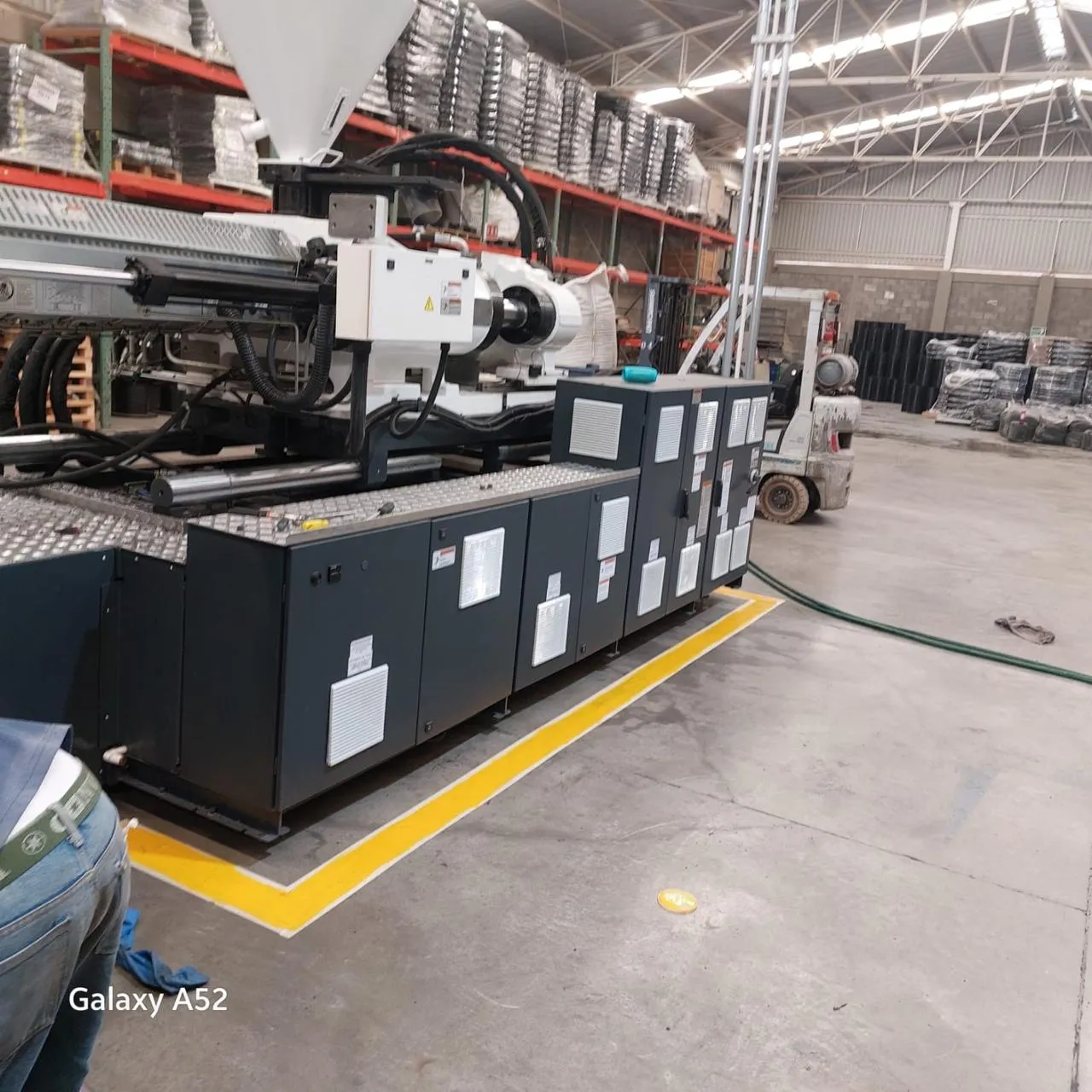 Máquina de inyección de plástico CYBSA en planta de producción